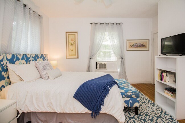 Building Photo - 1Br/1Bth unit! Hot Water included. Great location!