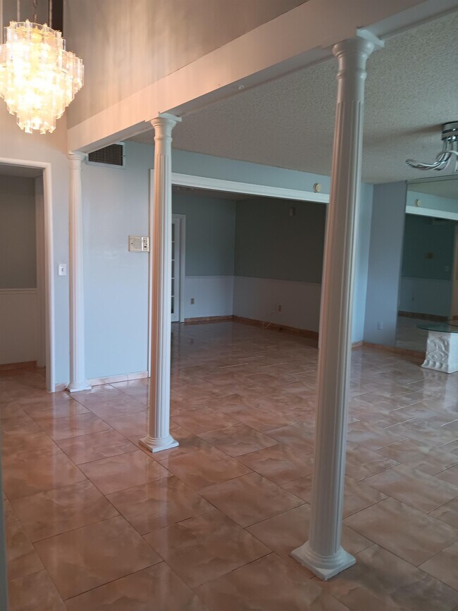 Building Photo - 2321 Irlo Dr