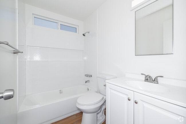 2BR, 1BA - 845SF - Bathroom - Sherman Way Biltmore