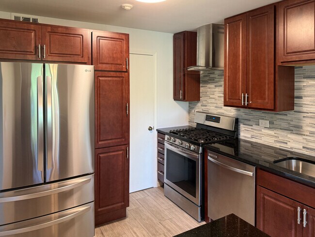 Building Photo - 325 Memory Ln