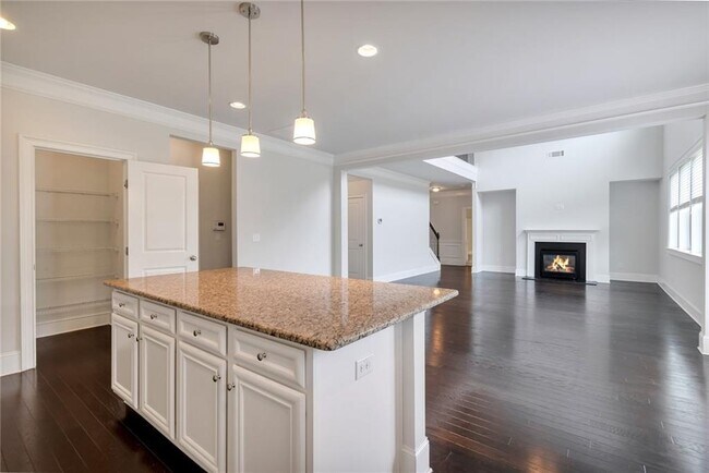 Building Photo - 5210 Mirror Lake Dr