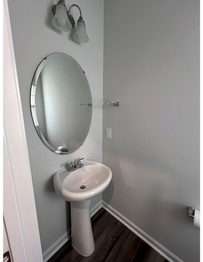 Building Photo - Three Bedroom Home