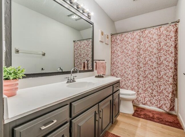 Building Photo - Beautiful 4 bedroom home. Country space, modern updates.