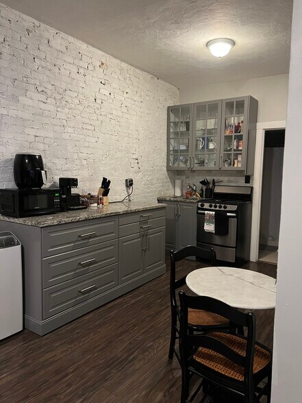 Building Photo - 47 Joy St