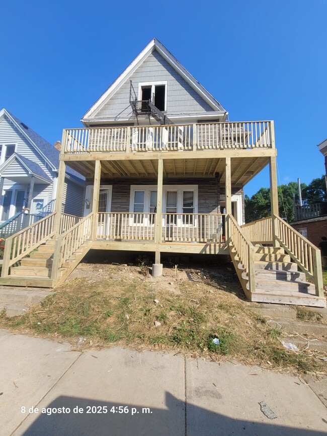 Building Photo - 1233 W Windlake Ave