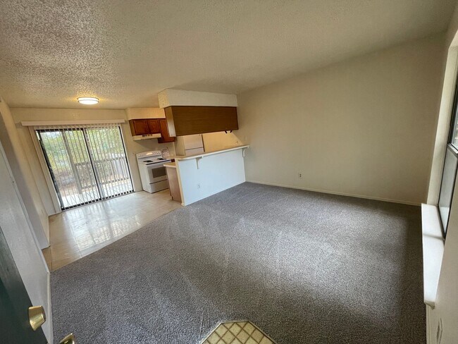 Building Photo - Cosy 2-1 1/2 with a great yard!