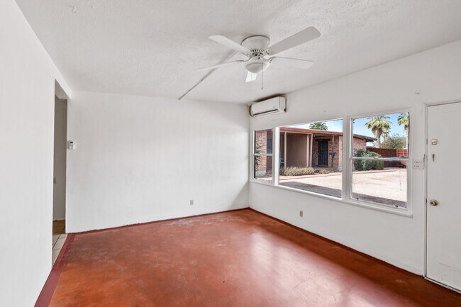 Building Photo - 2230 E Spring St