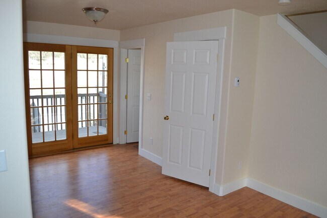 Building Photo - Oak Street Duplex