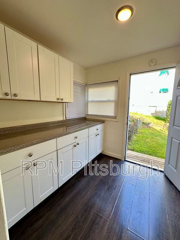 Building Photo - 828 Walbridge St