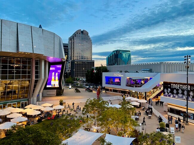 DOCO, Golden 1 Center, and K Street restaurants are just two blocks away. A quick 5 minute walk. - 500 N St