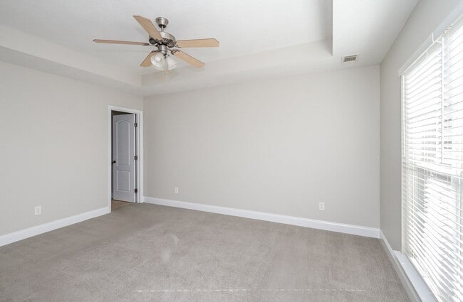 Building Photo - 823 Landing Dr