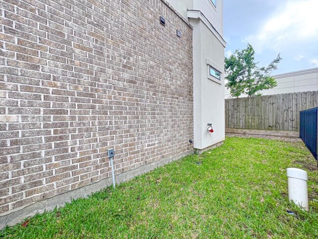 Building Photo - 2122 Blalock Rd