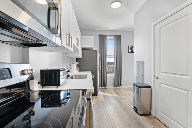 Building Photo - 95 Broadway-SI ID1240367P