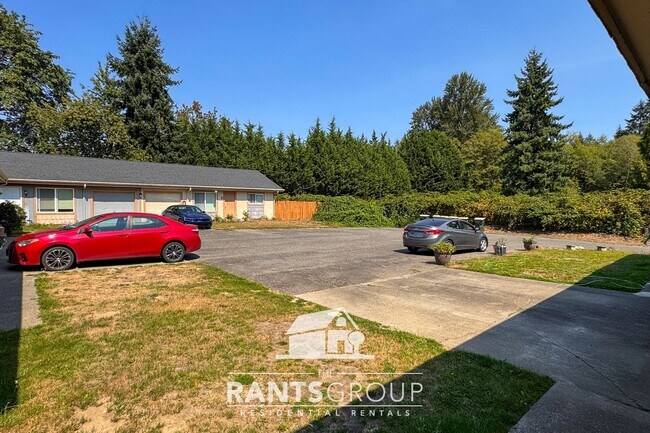 Building Photo - Spacious 2-Bedroom Duplex Unit with a Gara...