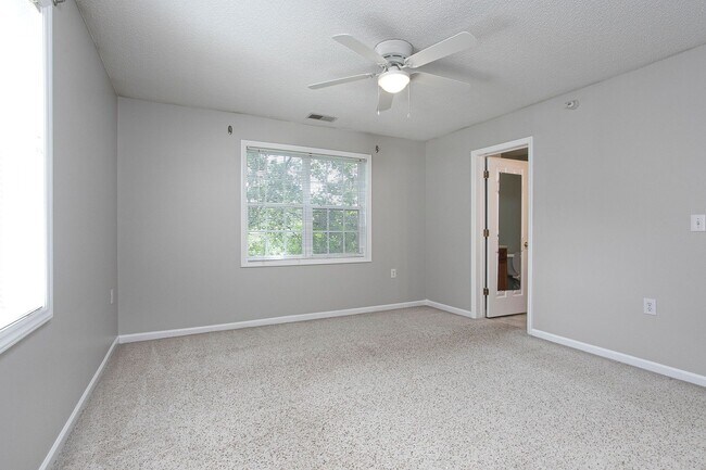 Building Photo - Spacious 3 Bed 3 Bath Apartment near NCSU & Downtown Raleigh! Available August 15th!