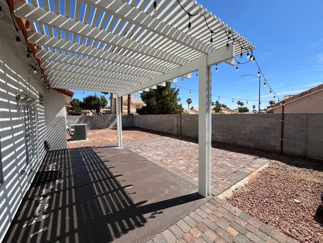 Building Photo - 1 story 2 bedroom with Huge backyard