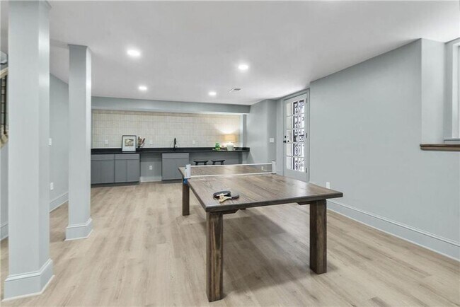 Building Photo - Designer Living with Charm in North Buckhead