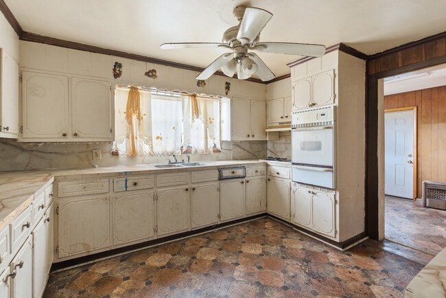 Building Photo - 502 64th St