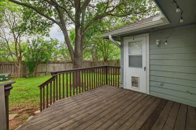 Building Photo - Freshly Renovated! Great Location! Such a sweet home