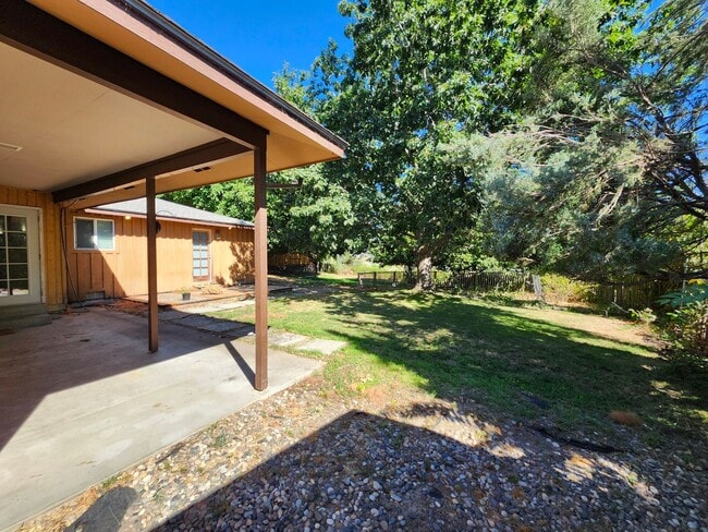 Building Photo - Walk to the River! 3 bed, 2 bath on Quiet ...