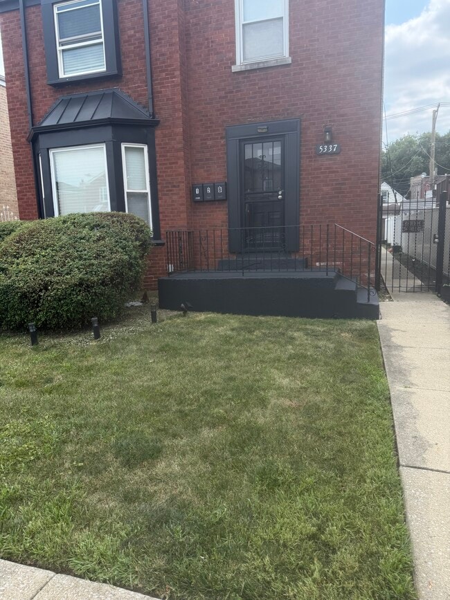 Building Photo - 5337 W Gladys Ave