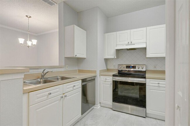 Building Photo - 18001 Richmond Pl Dr