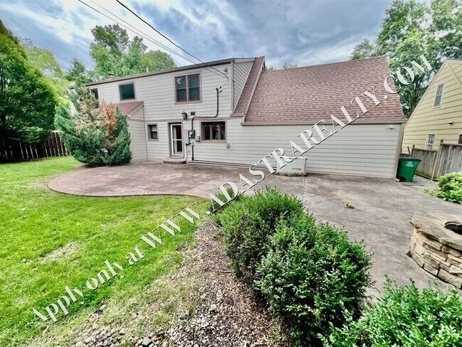 Building Photo - Beautiful 4 Bed 3.5 Bath Home in Fairway-Available NOW!!