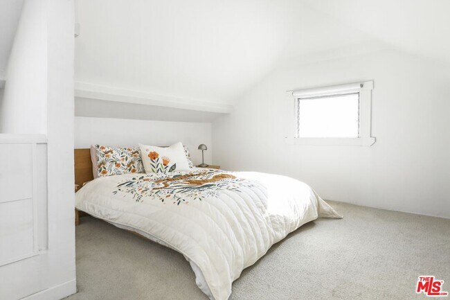 Building Photo - 1563 Lucretia Ave