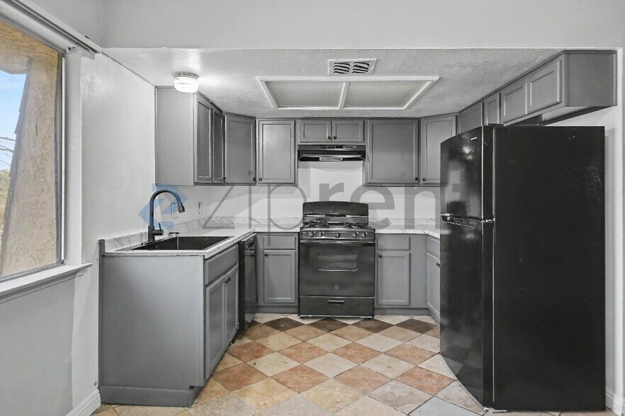 Building Photo - Unit D
