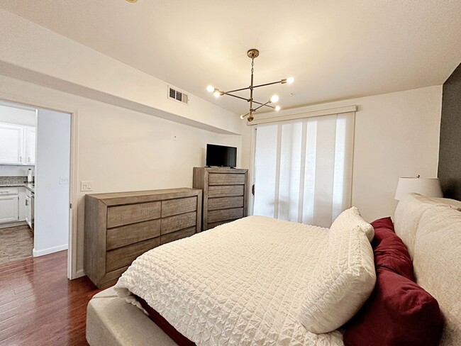 Building Photo - FULLY FURNISHED 1 BEDROOM CONDO IN GATED C...