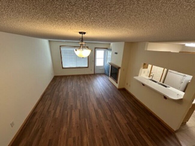 Building Photo - 2 Bed | 1.5 Bath Townhome with Attached Garage- Apple Valley -Available NOW