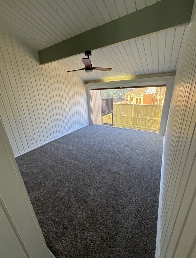 Building Photo - 27 Lakeway St