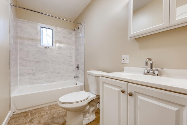 Building Photo - 7046 N Clark St