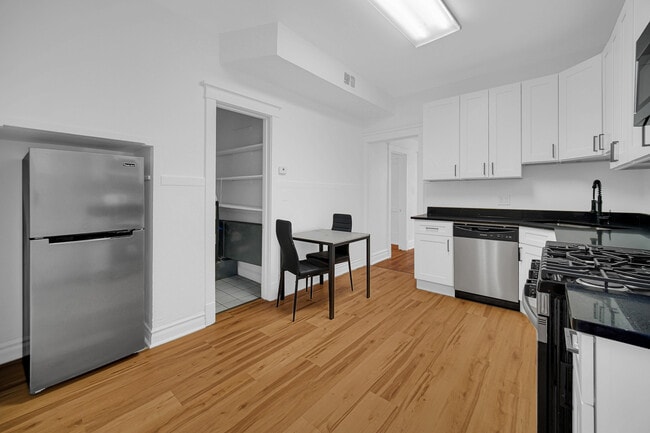 Building Photo - 1002 N Western Ave