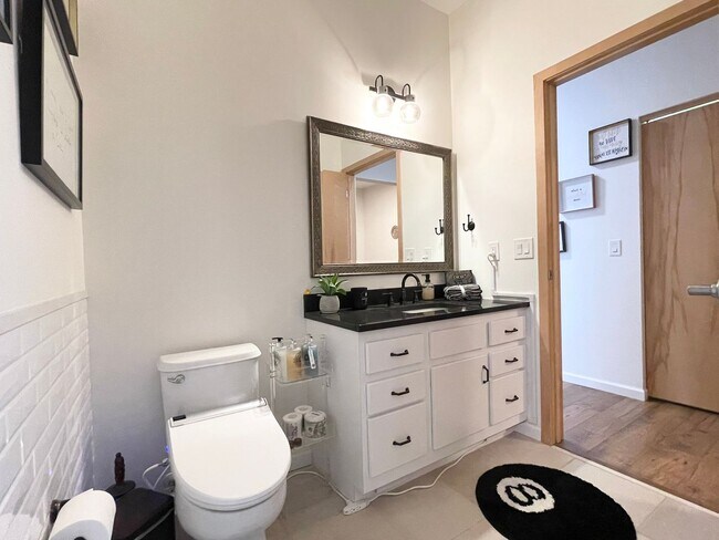 Building Photo - Luxury Condo Living in the Heart of Excelsior & Grand -Available NOW!