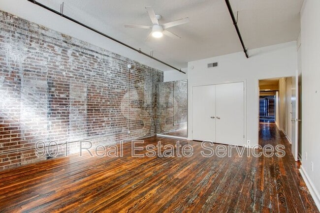 Building Photo - 413 S Main St