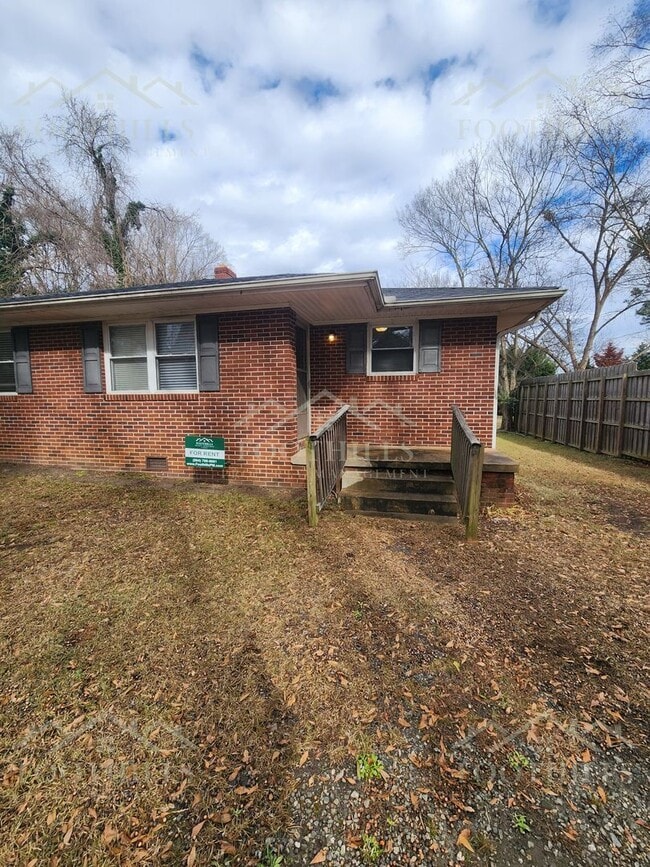 Building Photo - 2712 Cedar Ln