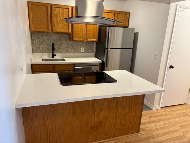 Building Photo - Spacious & Stylish 1-Bedroom Condo in the ...
