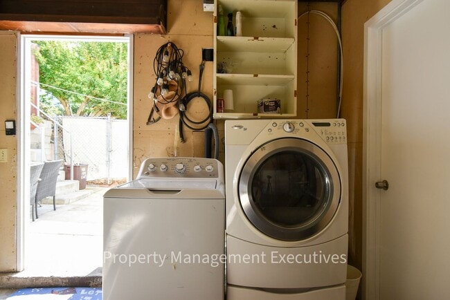 Building Photo - 2 Bedroom, 1 Bath Duplex Unit near Beach