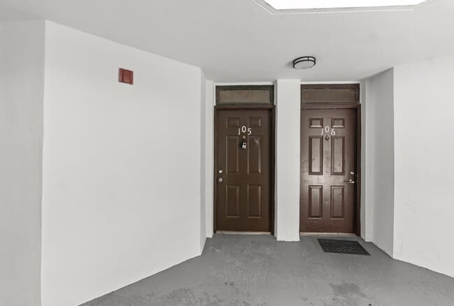 Building Photo - 215 Lake Pointe Dr
