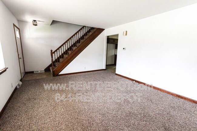 Building Photo - 306-308 Bob Court