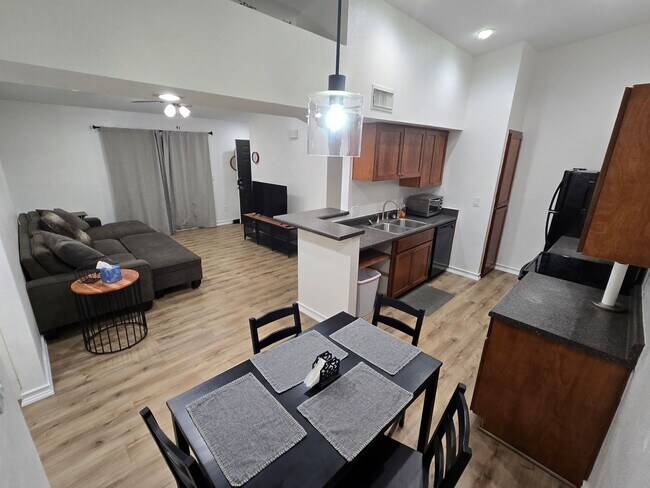 Building Photo - West-Flagstaff Condo in the Arbors - 2 Bed, 2 Bath - Students OK! 1 Sm. Pet OK! Avail. July 10th!!