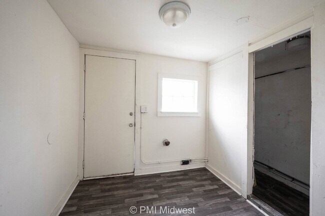 Building Photo - "Charming Duplex Retreat: Spacious 2-Bedro...