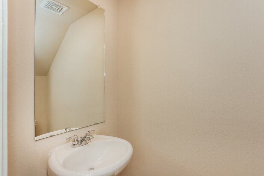 Building Photo - 408 Highwood Ln