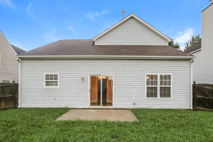 Building Photo - 7124 Fox Point Dr