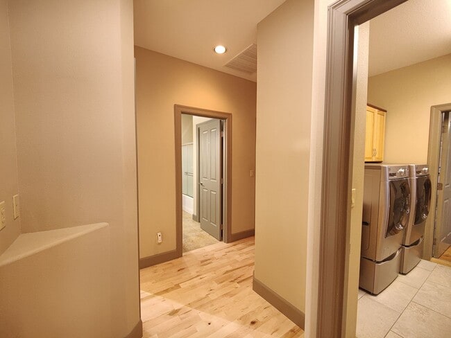 Building Photo - Single Level 4 Bedroom 3 Bath Beauty