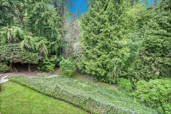 Building Photo - 5bd/2.5ba Bellevue Home