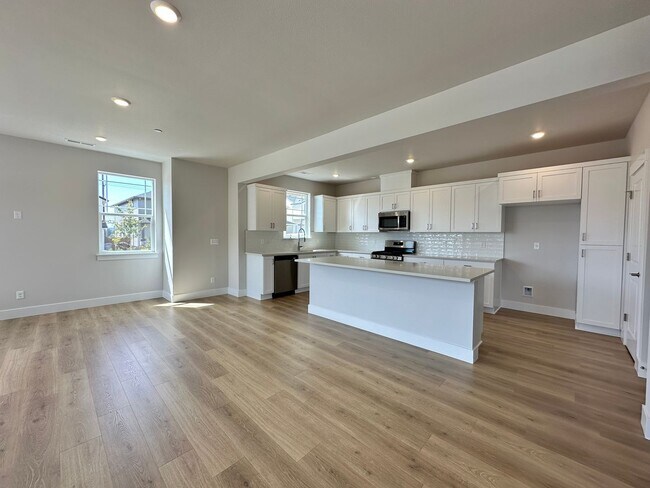 Building Photo - Brand New 5 Bedroom Home in Bull Mountain ...