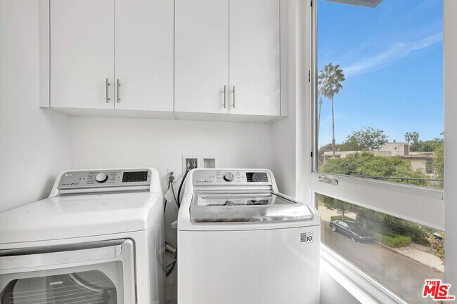 Building Photo - 1414 1/2 N Stanley Ave