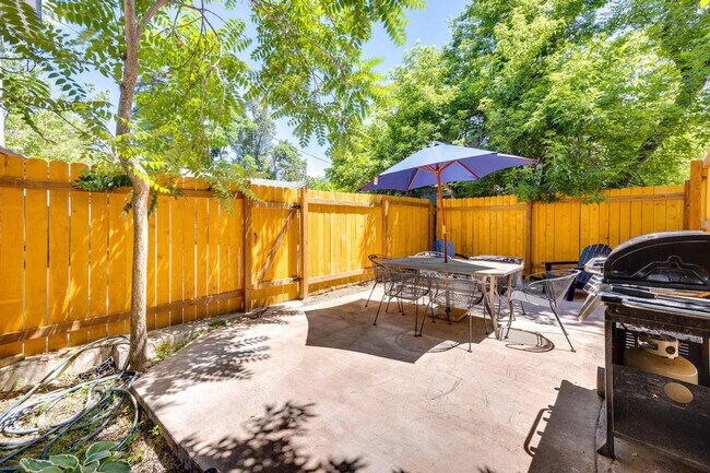 Building Photo - 619 N Corona St